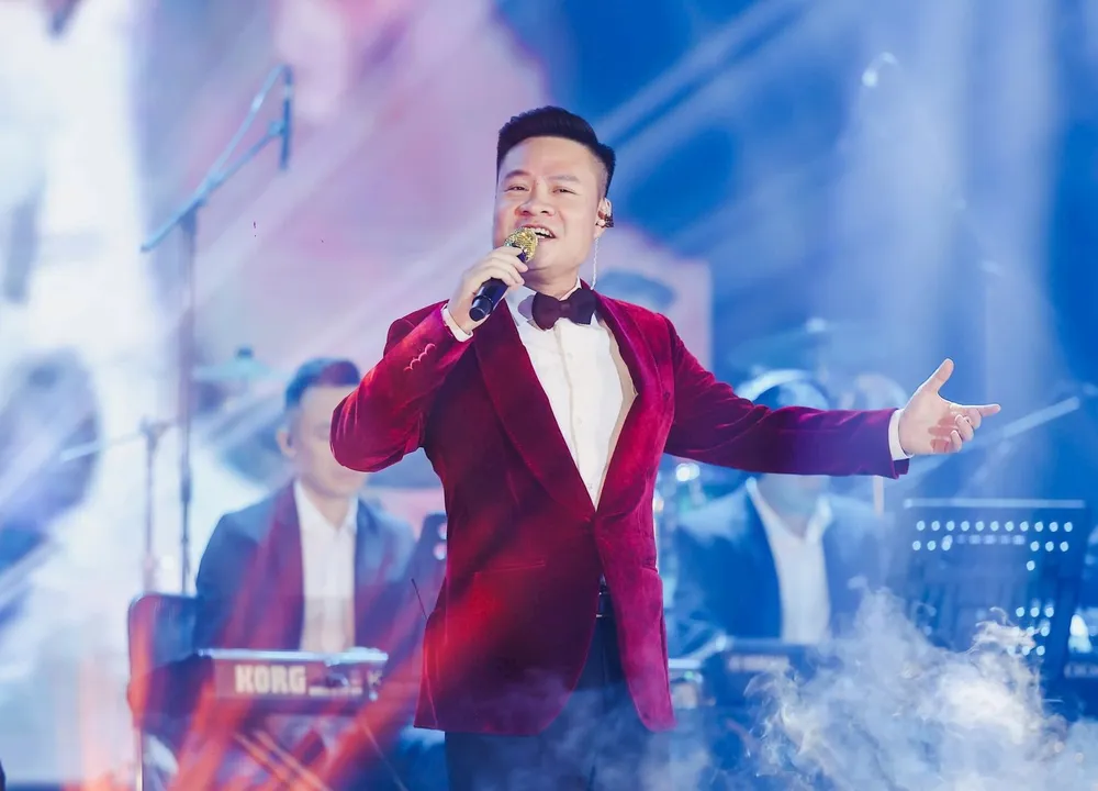 “សំឡេង​ដី​រ៉ែ” Hoang Tung ច្រៀង​ចម្រៀង​ស្នេហា​យ៉ាង​រំជើបរំជួល
