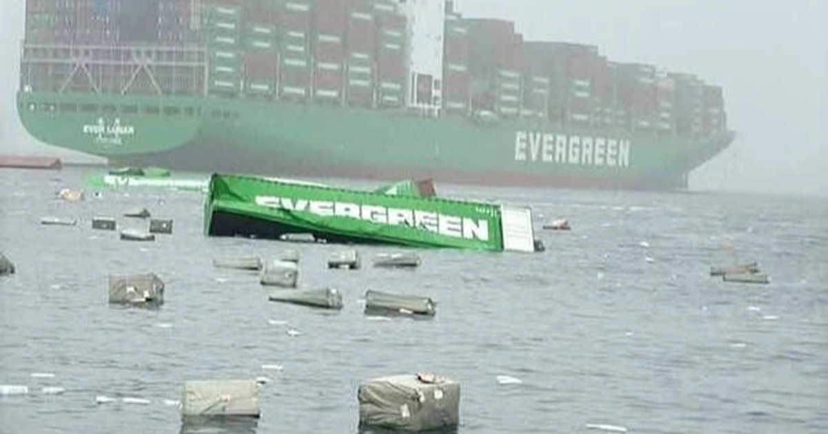 Deux navires Evergreen se sont écrasés, une série de conteneurs est tombée à la mer