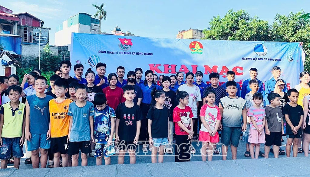 The class consists of 46 students who are union members and young people from poor and near-poor households who have excelled in their studies in the commune.