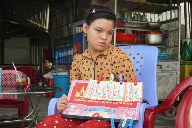 Cháu vua Thành Thái bị bại não: ‘Công nương’ đi bán vé số lề đường - Ảnh 4.