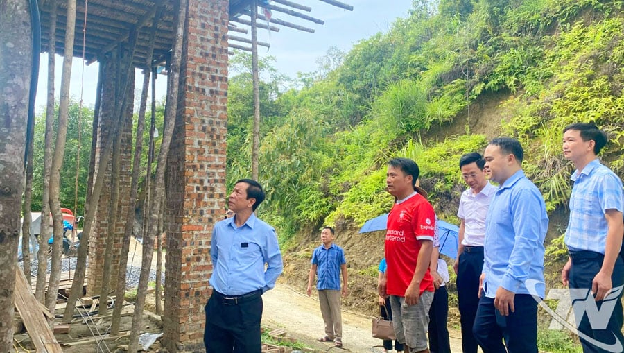 Đoàn công tác thị sát tiến độ làm của gia đình ông Hoàng Văn Chẹ, Khuổi Ỏ, xã Bằng Thành.
