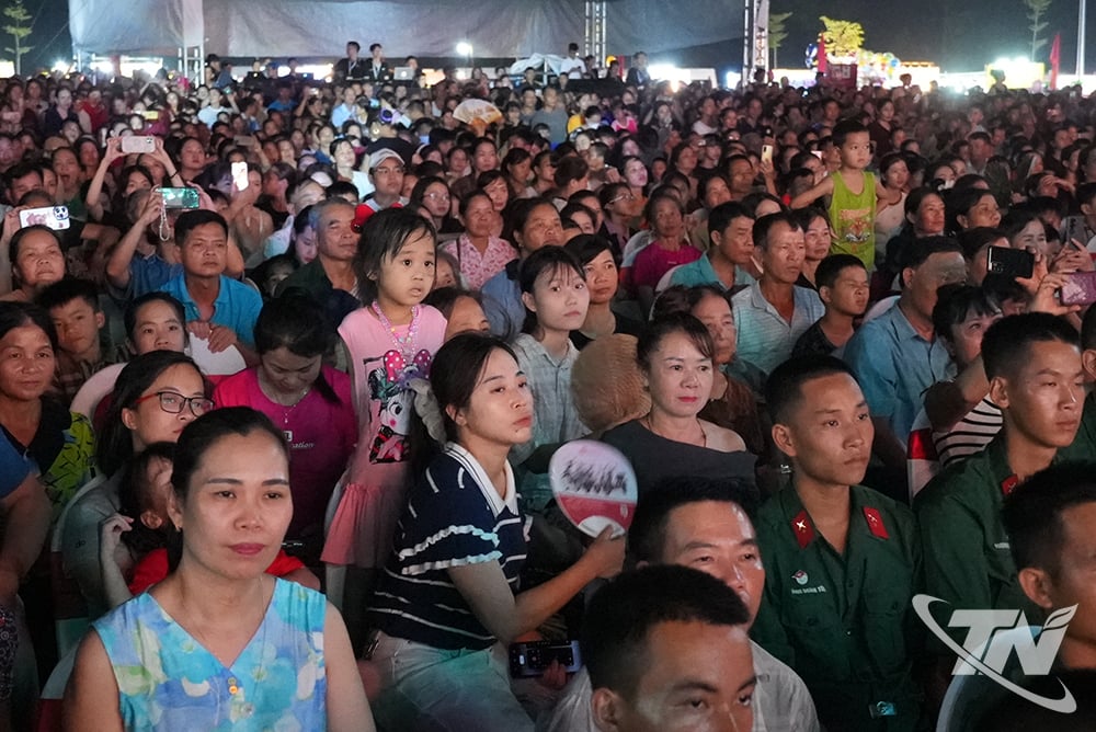មនុស្សរាប់ពាន់នាក់មកពីឃុំ Dinh Hoa និងឃុំក្នុងតំបន់បានមក ATK Square ដើម្បីចូលរួមកម្មវិធី។