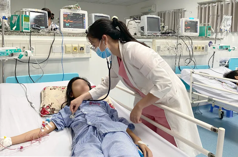 Đóng viện phí cho người lạ