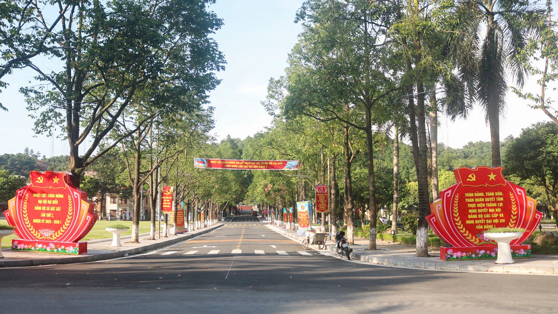 Tuyến đường rực rỡ cờ hoa chào mừng Đại hội xã.