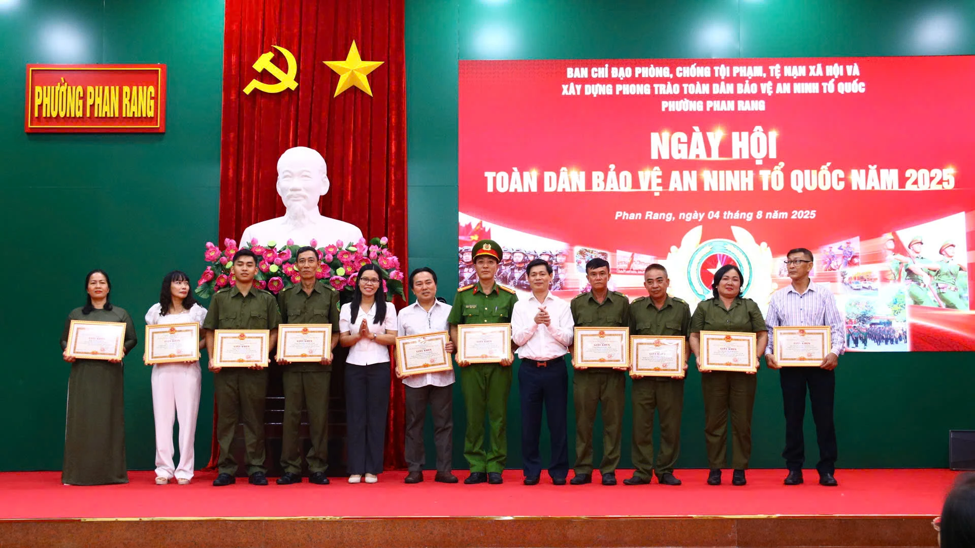 ថ្នាក់​ដឹកនាំ​វួដ Phan Rang ផ្តល់​រង្វាន់​ដល់​បុគ្គល​ដែល​មាន​ស្នាដៃ​ឆ្នើម។