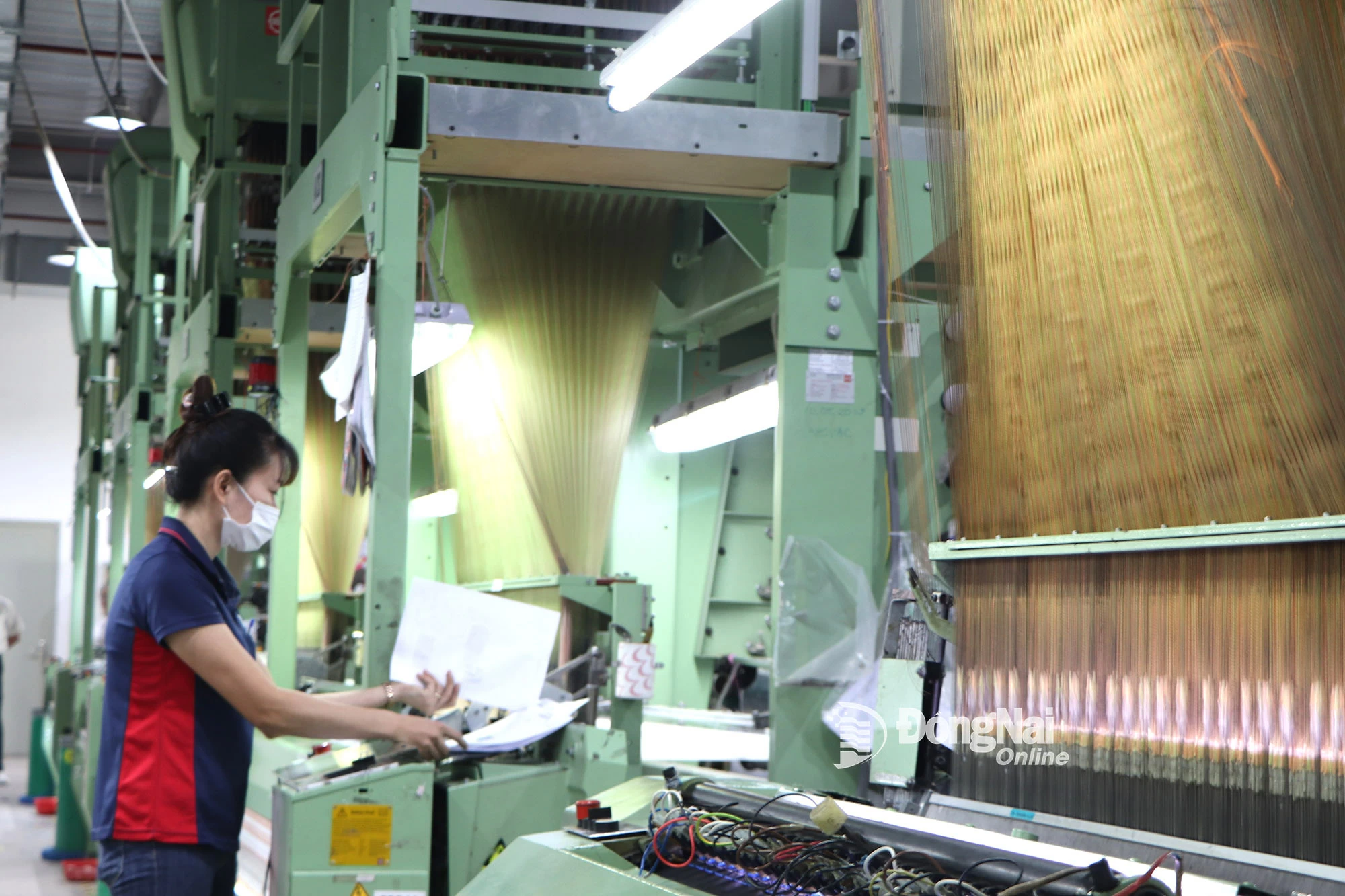 Sản xuất tem nhãn tại Công ty TNHH Dệt nhãn Junmay Việt Nam (Khu công nghiệp Hố Nai 3), một trong những công đoạn cung cấp cho ngành sản xuất da giày xuất khẩu.