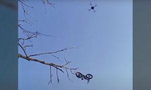 Ukraine dùng drone chở nguyên xe đạp điện để giải cứu binh sĩ bị cô lập