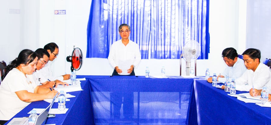 Phó Chủ tịch UBND tỉnh- Châu Văn Hòa làm việc với lãnh đạo xã Quới Thiện về tình hình sạt lở.