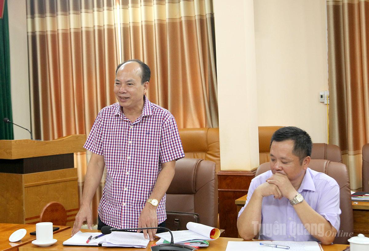 Bí thư Đảng ủy xã Thắng Mố báo cáo đoàn công tác về công tác chuẩn bị Đại hội.