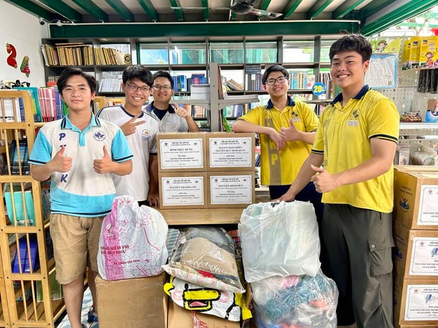 Nhóm học sinh TP.HCM tặng sách mong ngày tựu trường cho học sinh vùng lũ Nghệ An- Ảnh 1.