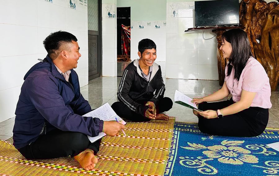 Nhờ nguồn vốn vay theo Nghị định số 28/2022/NĐ-CP, gia đình anh Rơ Lan Tuin (giữa, ở làng Ó, xã Ia Pia) đã xây dựng hoàn thiện ngôi nhà kiên cố, khang trang. Ảnh: D.Đ