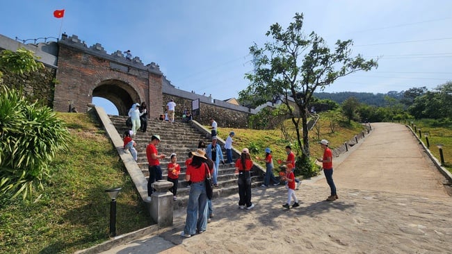 Lượng khách đến Huế 7 tháng đầu năm 2025 vượt năm 2024 - Ảnh 1.