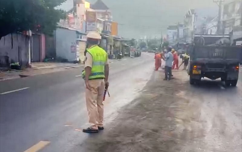 Xuyên đêm xử lý sự cố dầu tràn trên mặt đường quốc lộ 1A ở phía Bắc Khánh Hòa -0