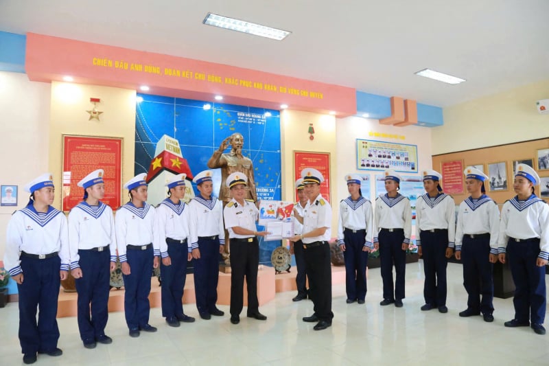 Trao hàng trăm lá thư của học sinh một trường tiểu học ở Hà Nội gửi bộ đội Trường Sa -0