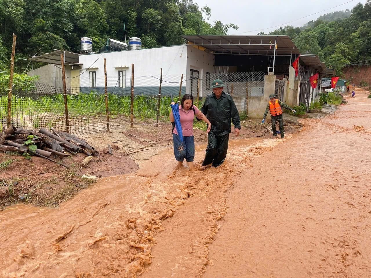 Mưa lũ tại Điện Biên vừa qua đã gây ngập lụt và sạt lở hàng trăm ngôi nhà.