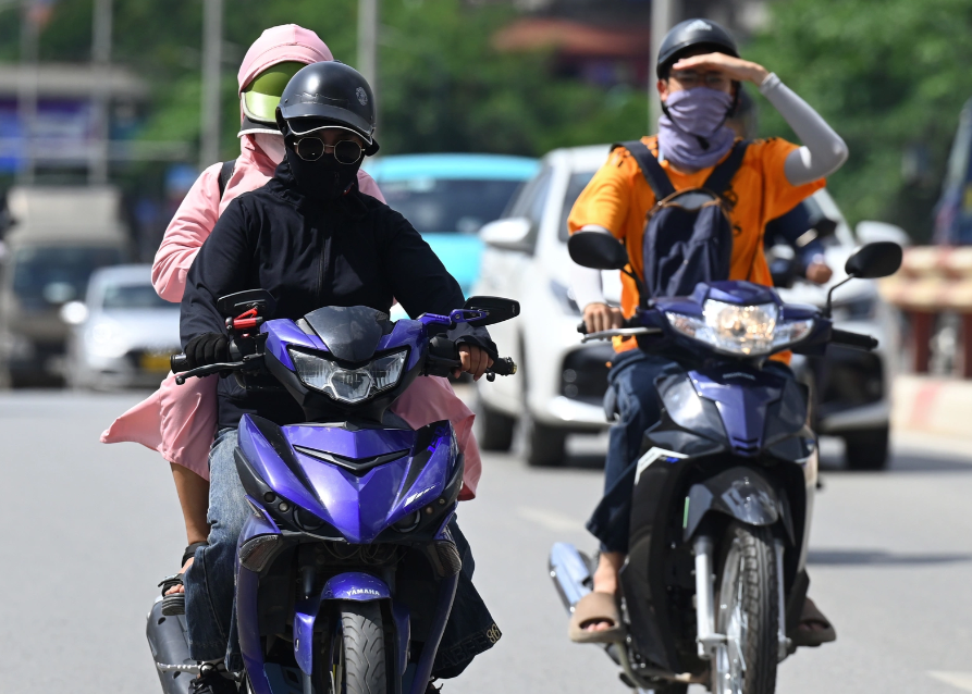Nhiệt độ nắng nóng 39 độ C, thực tế ngoài đường nhựa, đường bê tông sẽ cao hơn từ 2-3 độ C