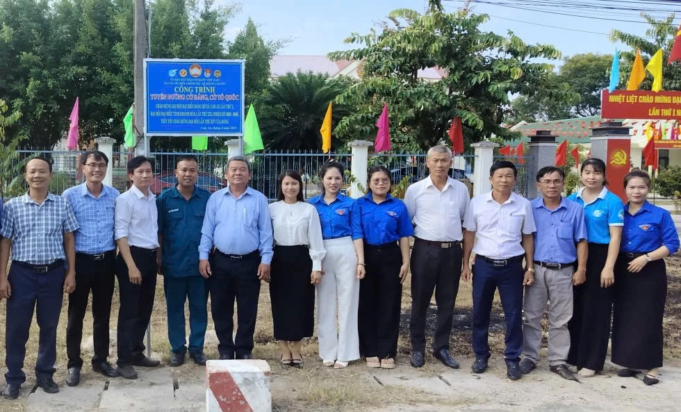 Mặt trận xã ra mắt tuyến đường cờ.