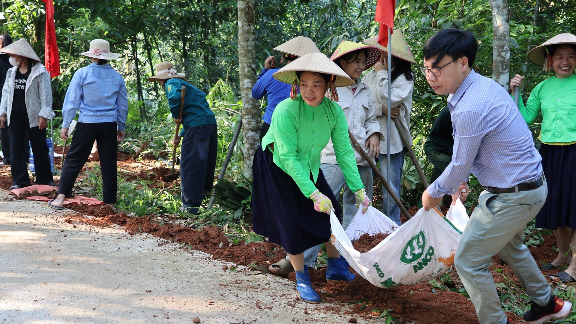 Chính quyền và nhân dân xã Lâm Thượng lao động vệ sinh đường liên thôn Hin Lạn – Thâm Pất – Khe Phay.