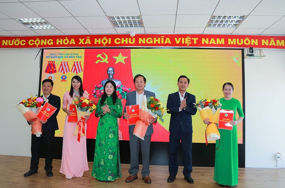 van-phong-chanh-van-phong-nguyen-tan-hiep-va-03-pho-chanh-van-phong-nguyen-thi-thanh-mai-vo-van-cam-que-thi-thoa.(1).jpg