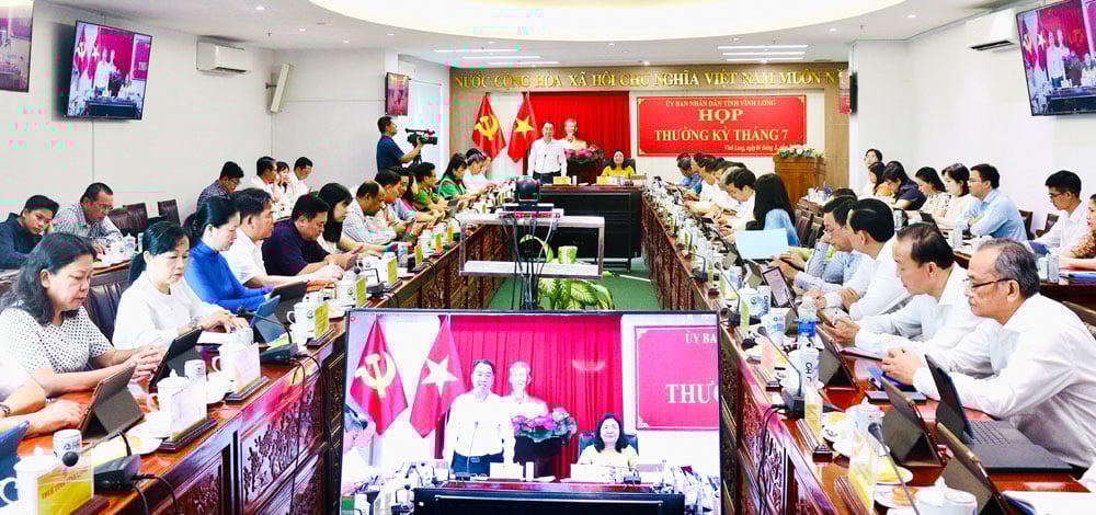 Hội nghị được tổ chức trực tiếp và trực tuyến tới điểm cầu các phường, xã trong tỉnh.