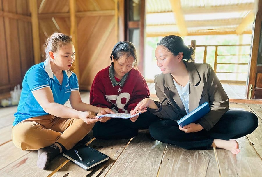 Chị Đinh Thị Thúy (bìa trái) tuyên truyền phòng chống tảo hôn cho học sinh trong làng. Ảnh: Triều Châu