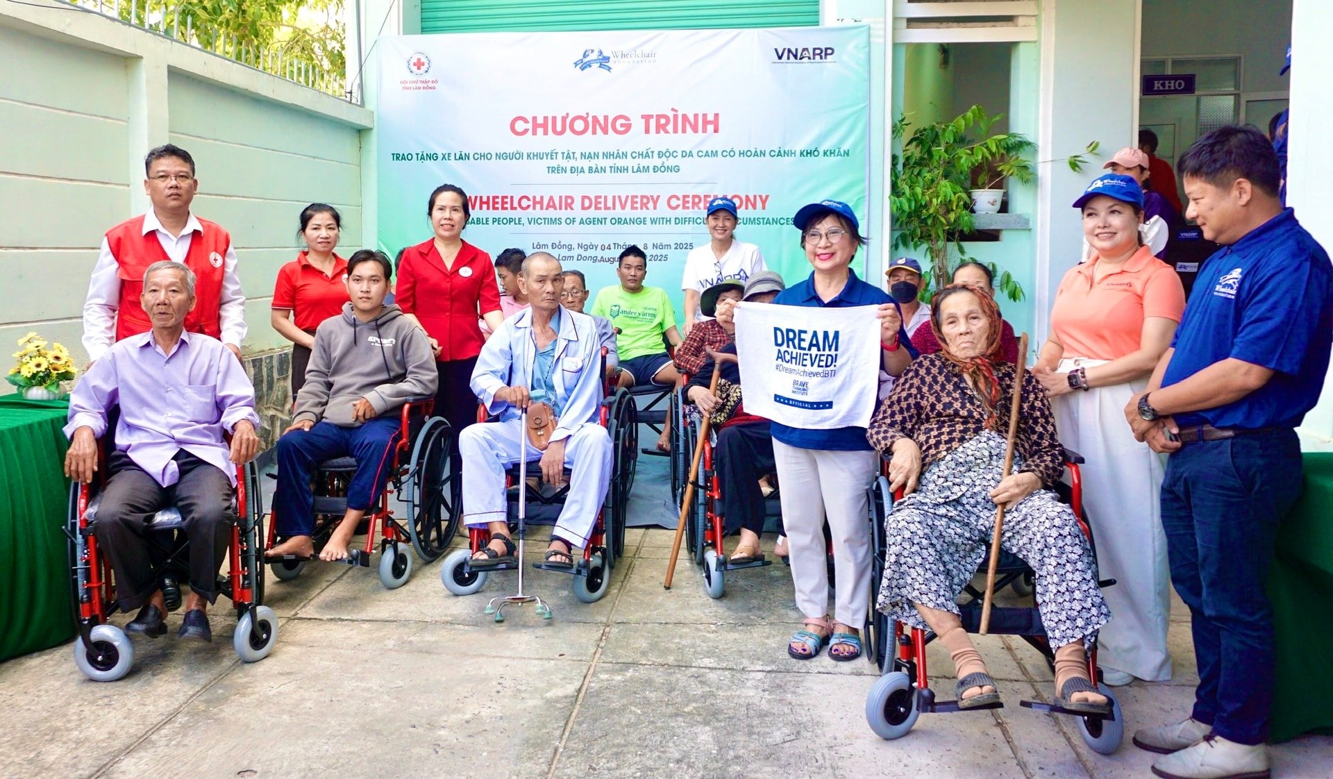 Hội CTĐ tỉnh Lâm Đồng cùng nhà tài trợ trao tặng xe lăn cho người khuyết tật, nạn nhân chất độc da cam