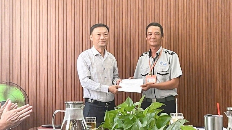 Head of the Management Board of Son Tra Peninsula and Da Nang tourist beaches Nguyen Duc Vu commended and unexpectedly rewarded Mr. Phan Thanh Trinh, Head of Working Group No. 2. (Photo: HT)