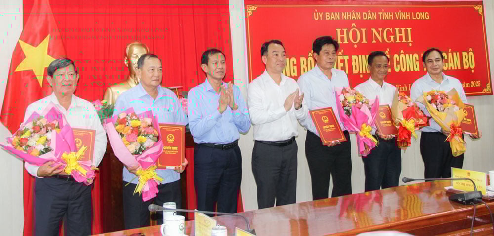 Ông Lữ Quang Ngời- Phó Bí thư Tỉnh ủy, Chủ tịch UBND tỉnh và ông Đặng Văn Chính- Phó Chủ tịch Thường trực UBND tỉnh trao quyết định và tặng hoa cho các đồng chí nghỉ hưu.

