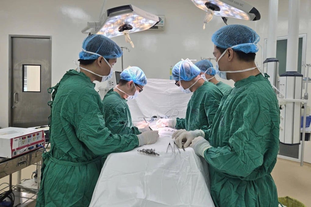 Chạy đua giành lại sự sống cho người đàn ông bị xe tải cán qua người - 1