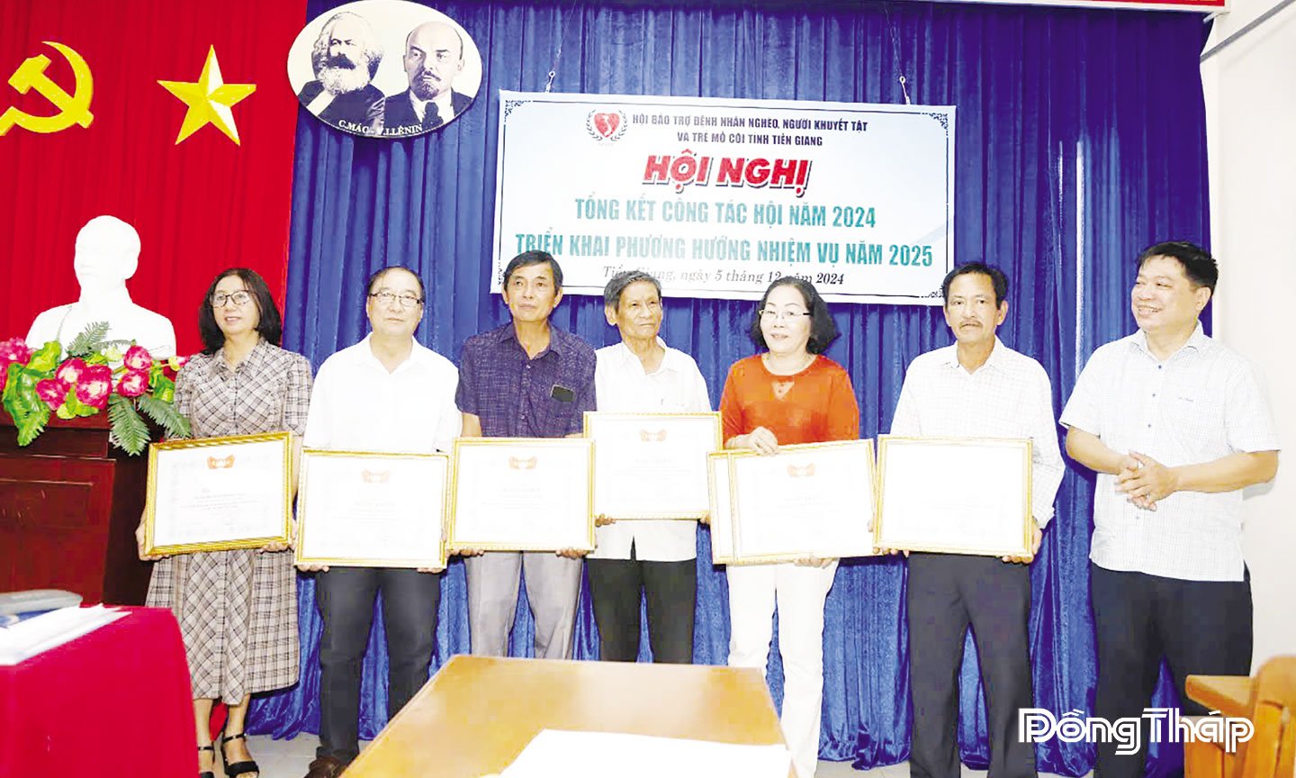 Ms. Hong (3rd from right) received a Certificate of Merit from the Provincial Fatherland Front Committee for her many contributions to social security work in the province in 2024.