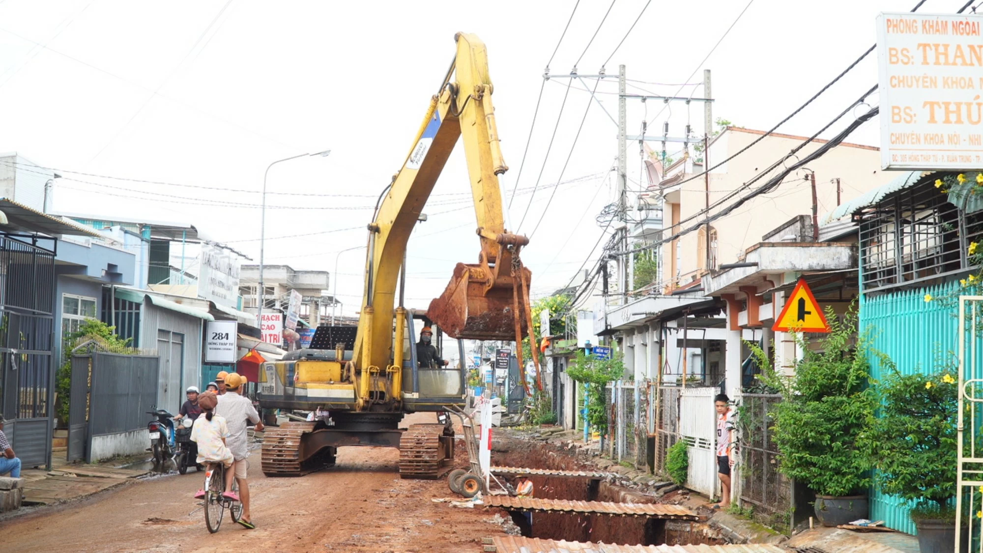Sau gần 30 năm, đường Hồng Thập Tự (phường Long Khánh) được đầu tư hệ thống thoát nước