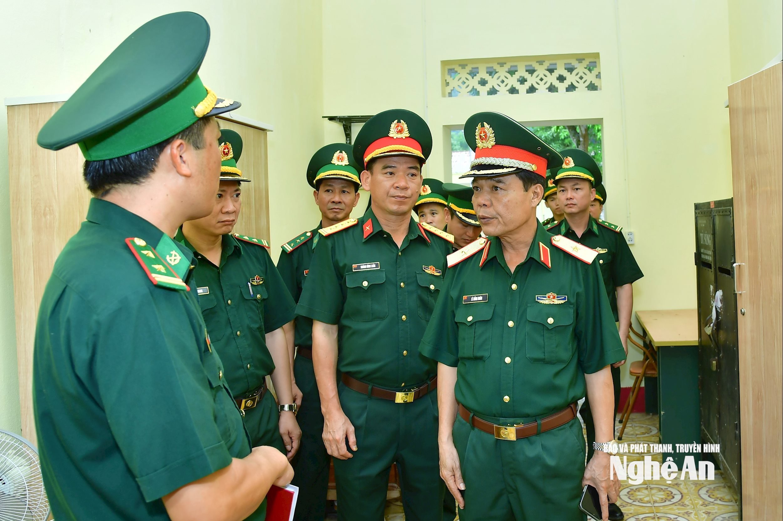 រូបថត ៨
