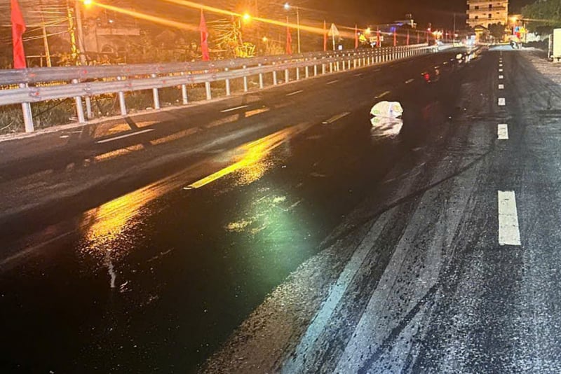Xuyên đêm xử lý sự cố dầu tràn trên mặt đường quốc lộ 1A ở phía Bắc Khánh Hòa -0