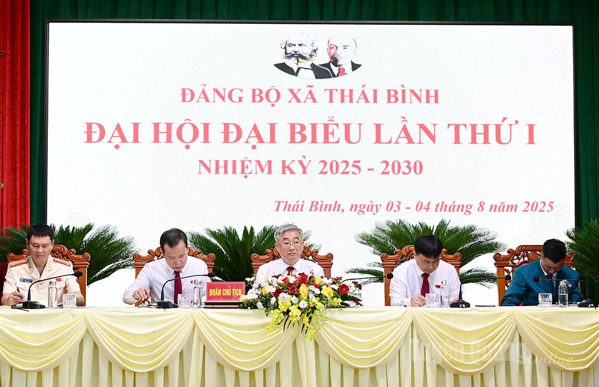 Đoàn Chủ tịch chủ trì Đại hội.