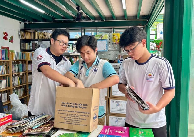Nhóm học sinh TP.HCM tặng sách mong ngày tựu trường cho học sinh vùng lũ Nghệ An- Ảnh 3.