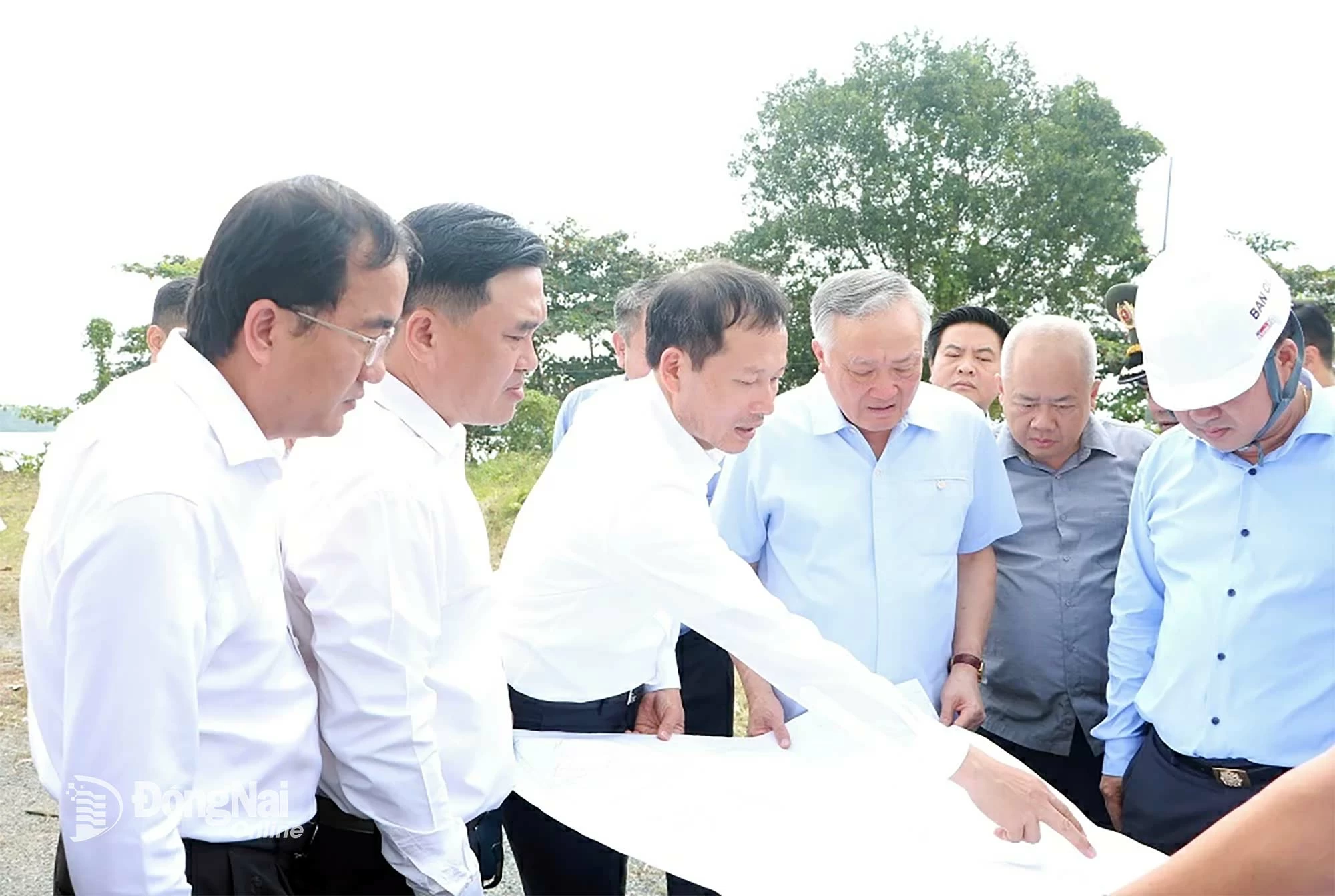 Đồng chí Vũ Hồng Văn, Bí thư Tỉnh ủy, Trưởng đoàn Đại biểu Quốc hội tỉnh Đồng Nai báo cáo về Dự án Cải tạo cảnh quan và phát triển đô thị ven sông Đồng Nai. Ảnh: Công Nghĩa