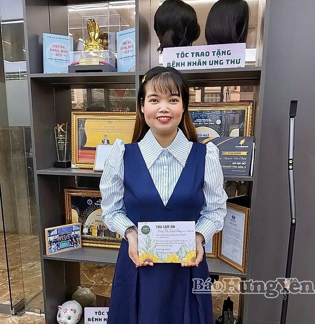 លោកស្រី Hoang Thi Tuyet Nhung ចូលរួមបរិច្ចាគសក់ដល់អ្នកជំងឺមហារីក។