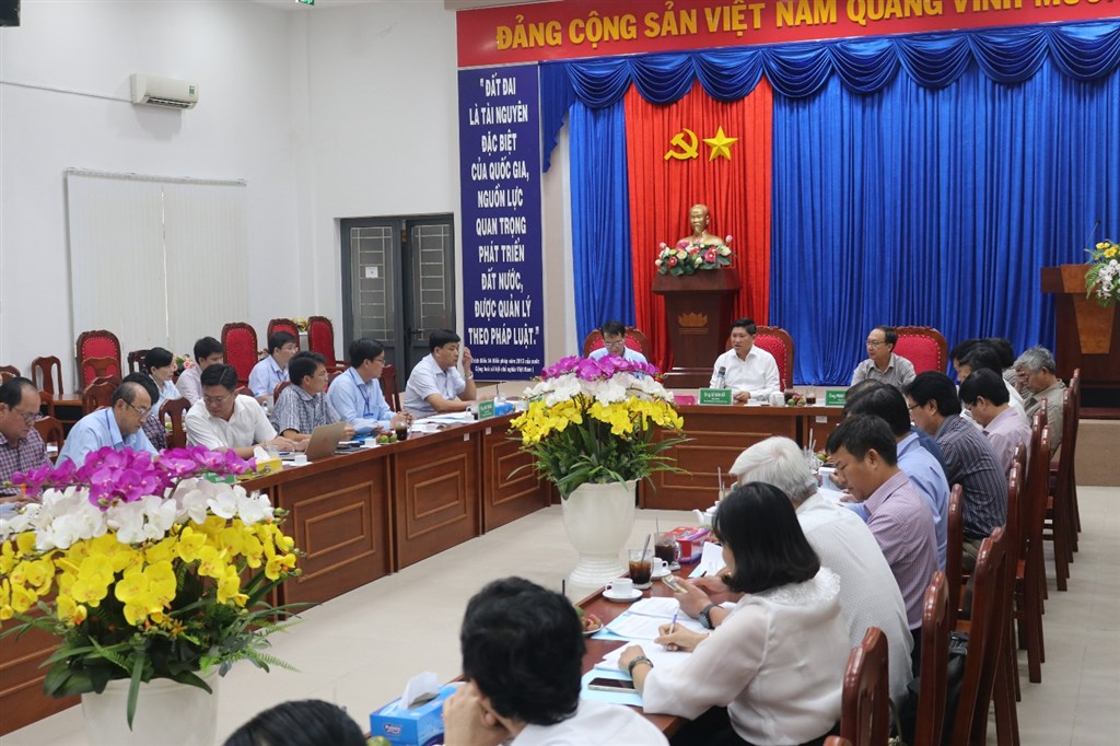 មនុស្សមួយក្រុមអង្គុយនៅតុ          ការពិពណ៌នាត្រូវបានបង្កើតដោយស្វ័យប្រវត្តិ