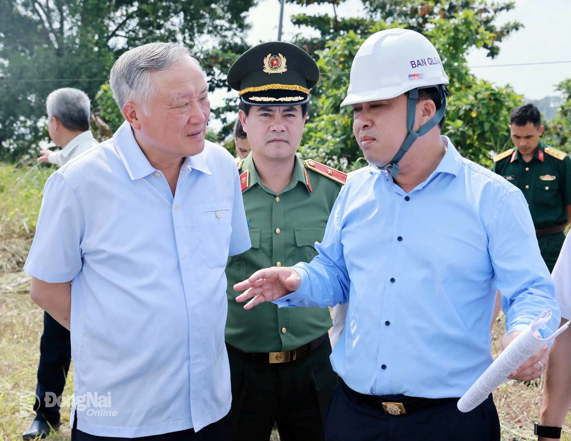 Tỉnh ủy viên, Phó Chủ tịch UBND tỉnh Đồng Nai Hồ Văn Hà báo cáo về Dự án Dự án Cải tạo cảnh quan và phát triển đô thị ven sông Đồng Nai với Ủy viên Bộ Chính trị, Phó Thủ tướng Thường trực Chính phủ Nguyễn Hòa Bình. Ảnh: Công Nghĩa