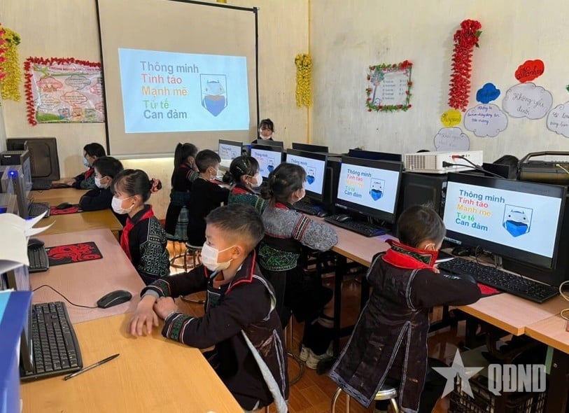 Trung tâm Sức khỏe gia đình và Phát triển cộng đồng tổ chức Chương trình “Be internet awesome-Em an toàn hơn cùng Google” cho các học sinh tại Trường phổ thông liên cấp Đa trí tuệ (Hà Nội). Ảnh do đơn vị cung cấp