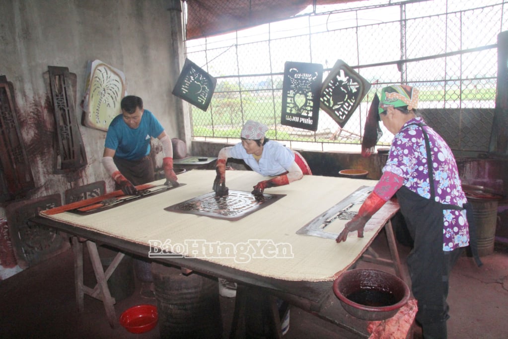 Nghề dệt chiếu Hới ở xã Long Hưng tạo việc làm cho nhiều lao động địa phương.