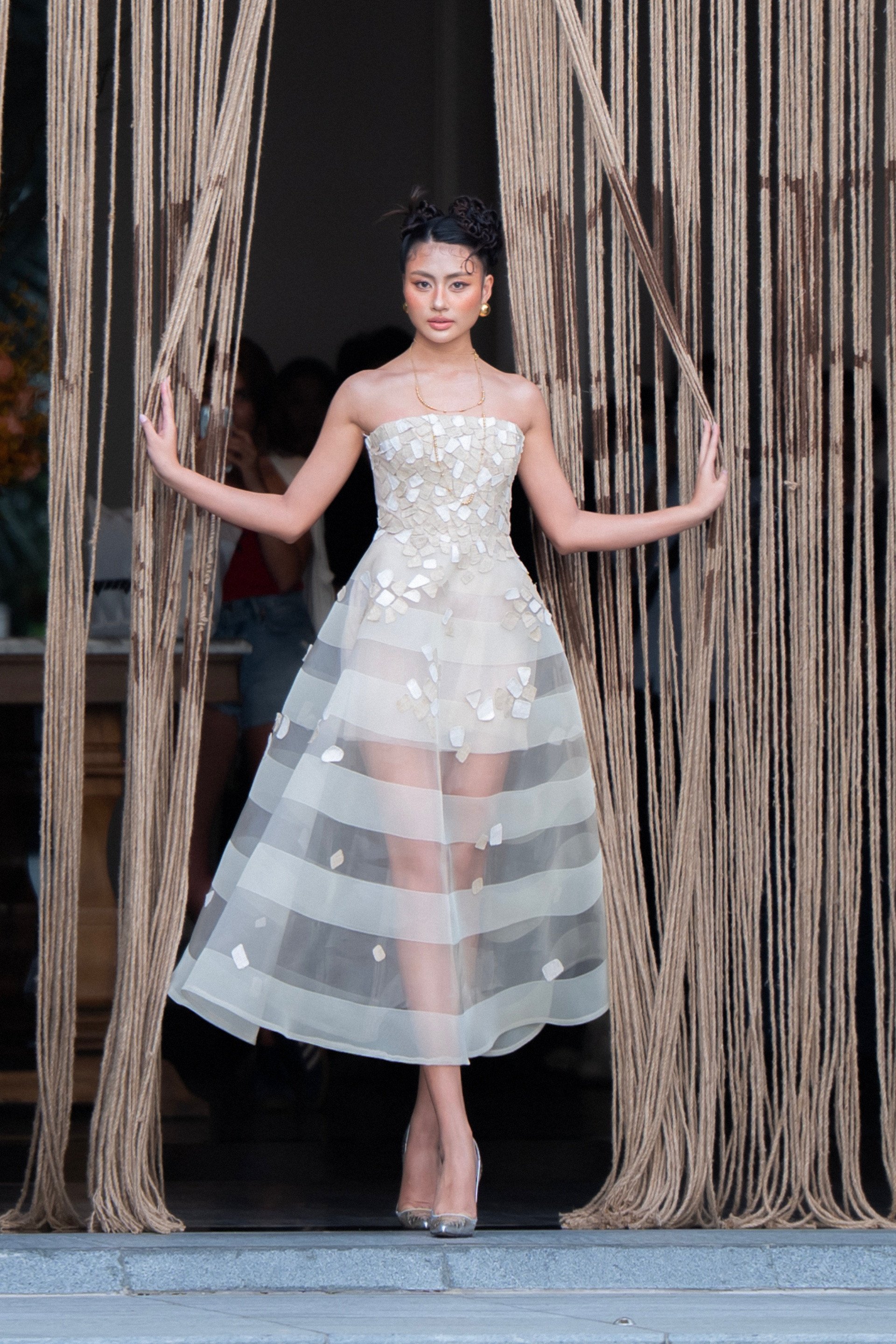 H'Hen Niê khoe bụng bầu trên sàn catwalk, được ông xã chăm sóc 'tận răng' - Ảnh 6.