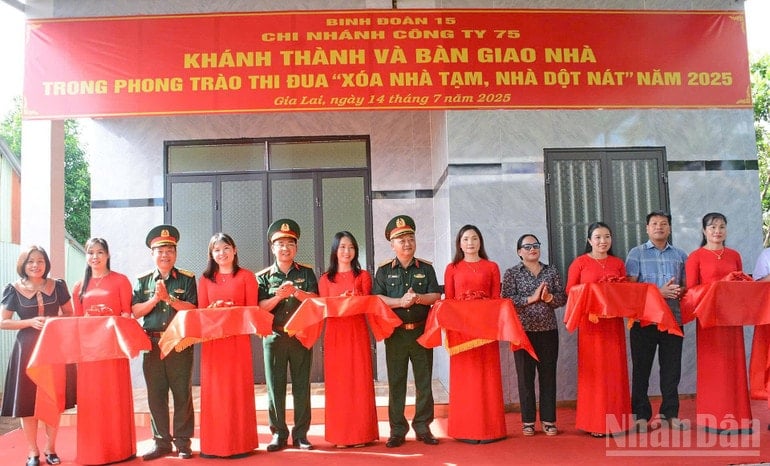 ndo_br_75-thieu-tuong-hoang-van-sy-tu-lenh-binh-doan-15-cung-lanh-dao-cong-ty-75-cat-bang-khanh-thanh-nha-tang-cac-gia-dinh-tai-tinh-gia-lai.jpg