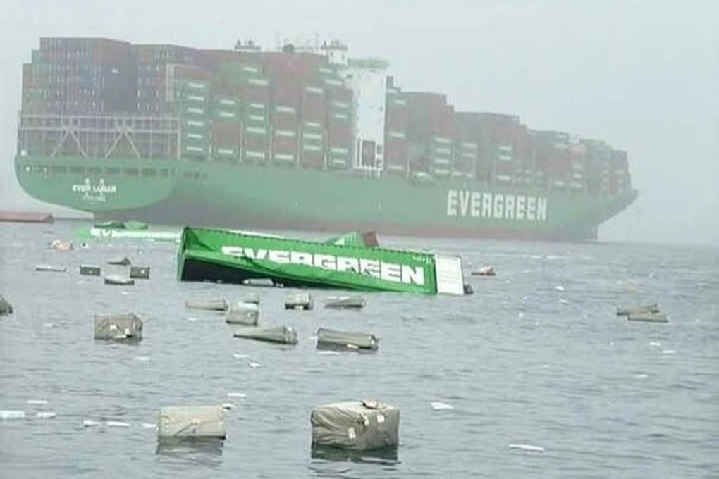 Hai tàu Evergreen gặp nạn, loạt container rơi xuống biển - 1