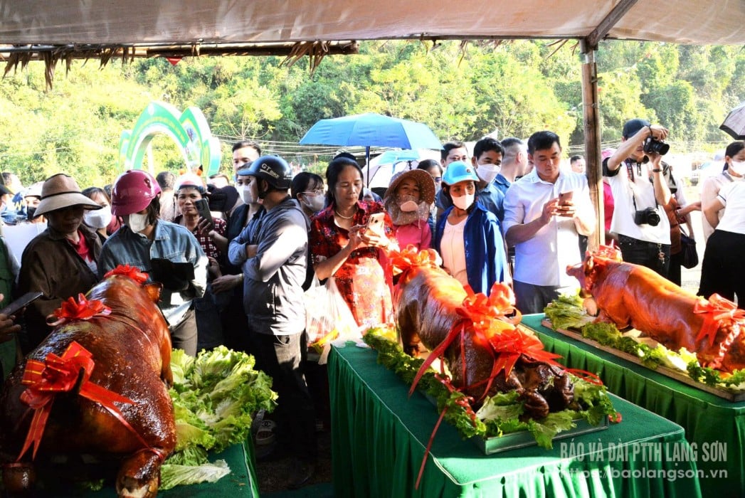 Đại diện chủ homestay trên địa bàn xã Vũ Lăng tham gia chương trình tập huấn trang trí món ăn dành cho các homestay, nhà hàng trong vùng Công viên địa chất toàn cầu UNESCO Lạng Sơn