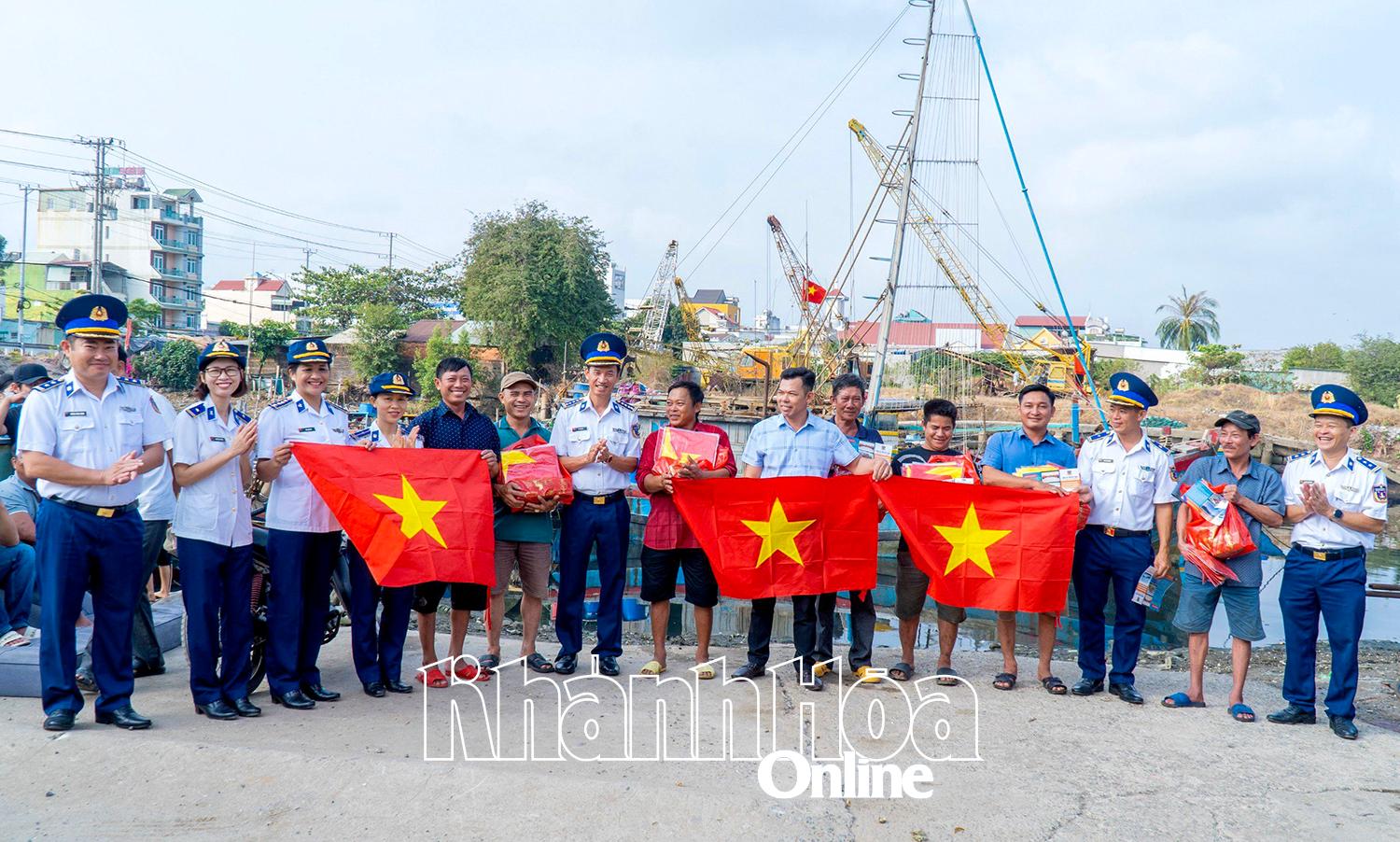 The working delegation of the Coast Guard Region 3 Command presented national flags and gifts to fishermen in Phuoc Thang ward, Ho Chi Minh City.