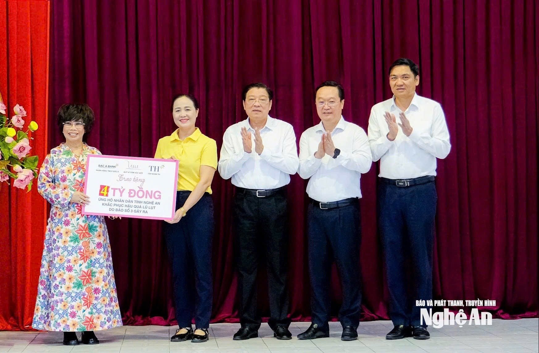 กลุ่ม TH ธนาคาร BAC A และกองทุน For Vietnamese Stature บริจาคเงิน 4 พันล้านดองให้แก่จังหวัดเหงะอาน เพื่อช่วยเหลือจังหวัดให้ผ่านพ้นผลกระทบจากภัยพิบัติทางธรรมชาติ ภาพ: Pham Bang