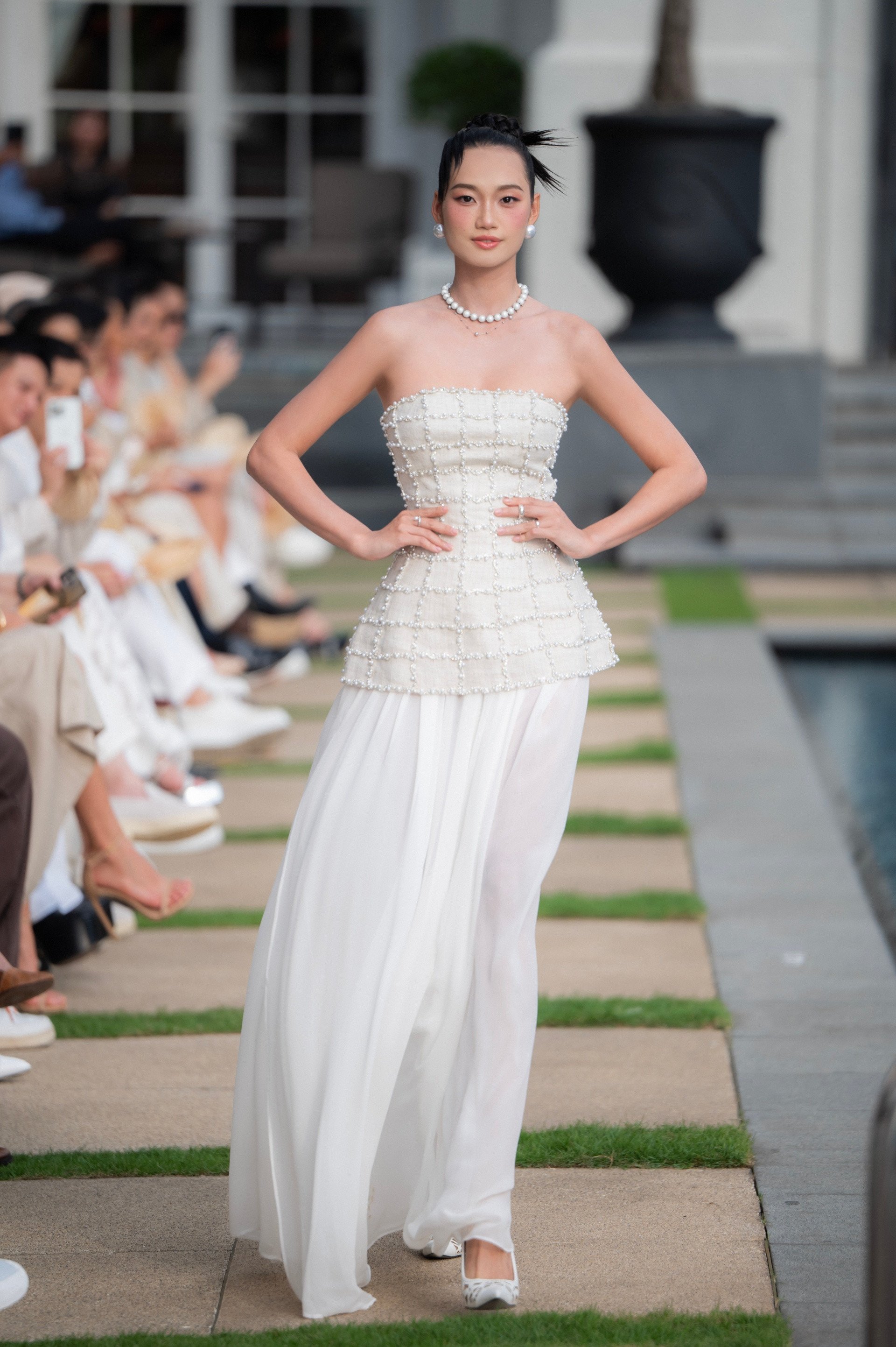 H'Hen Niê khoe bụng bầu trên sàn catwalk, được ông xã chăm sóc 'tận răng' - Ảnh 8.