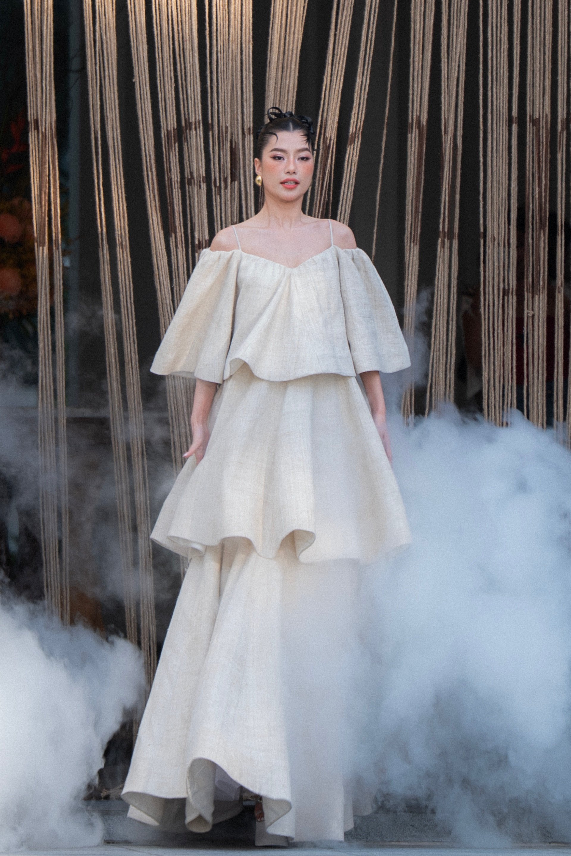 H'Hen Niê khoe bụng bầu trên sàn catwalk, được ông xã chăm sóc 'tận răng' - Ảnh 7.