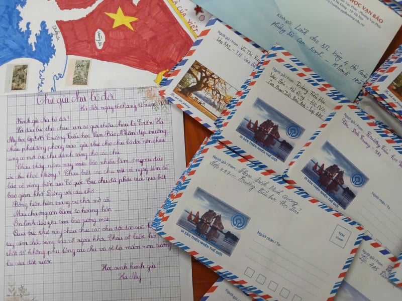 Trao hàng trăm lá thư của học sinh một trường tiểu học ở Hà Nội gửi bộ đội Trường Sa -0